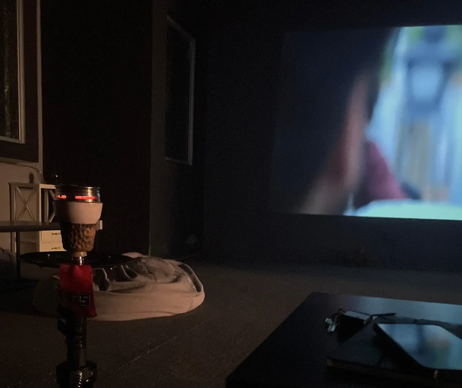 A shisha in front of the big screen during a film.