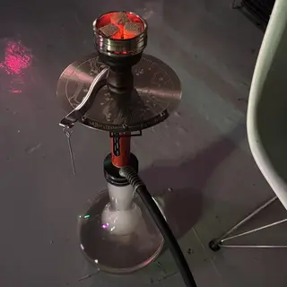Shisha dengan arang membara di dalam mangkuknya.